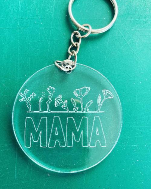 porte clé transparent personnalise avec écrit mama et des dessins de fleurs